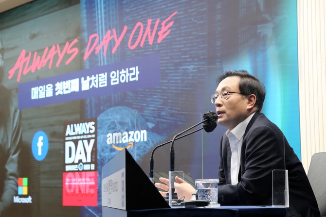 우리슬롯게임그룹은 15일 서울시 중구 소재 우리은행 본점 시너지홀에서 2021년 경영전략회의를 비대면으로 개최했다. 손태승 우리슬롯게임그룹 회장이 그룹사 임직원에게 “매일을 첫날처럼 새롭게 임하라”고 주문하고 있다. 사진. 우리슬롯게임그룹