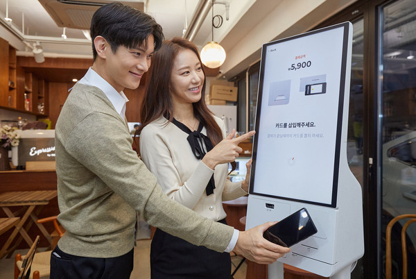 서울 영등포구에 위치한 카페 '보은하다'에 설치된 삼성 키오스크를 이용하고 있다. 사진. 삼성전자.