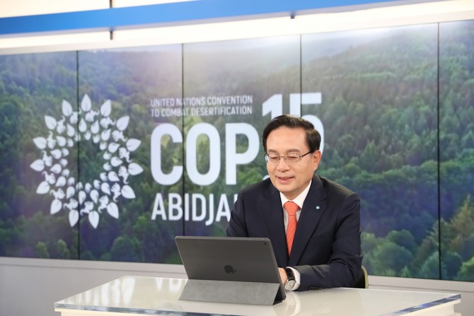 손태승 회장이 지난 10일 코트디부아르 아비장에서 열린 유엔사막화협약(UNCCD) 당사국총회(COP15)의 'Business for Land' 출범에 비대면으로 참여하고 있다. 사진.우리금융.