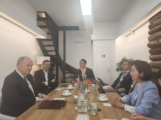 토마스 도닐런 블랙록 투자연구소 대표(좌)와 나경원 대통령 특사(우)가 면담하고 있다. 제공 : 외교부