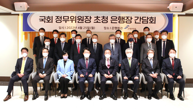 지난 25일 서울 명동 슬롯머신 무료게임 현금 게임회관에서 열린 윤재옥 국회 정무위원장(아랫줄 오른쪽에서 4번째) 초청 슬롯머신 무료게임 현금 게임장 간담회에서 참석자들이 기념촬영을 하고 있다. 사진. 슬롯머신 무료게임 현금 게임연합회.