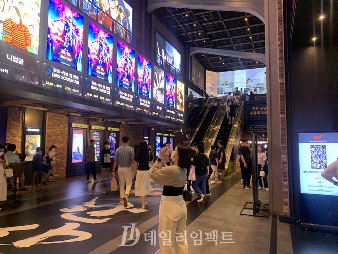 마블의 신작 '토르 : 러브앤 썬더'가 개봉하면서 극장가를 찾는 관객들이 늘었다. 한 관객이 '토르: : 러브앤 썬더'의 포스터를 촬영하고 있다. 사진. 김성아 기자
