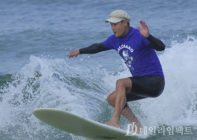 16일 용한서퍼비치 해안슬롯머신 게임 펼쳐진 '포항서핑페스티벌'에서 선수들이 파도를 타고있다./사진=이은성기자