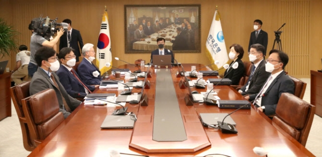 8월 금통위 회의 현장.  사진. 한국은행.