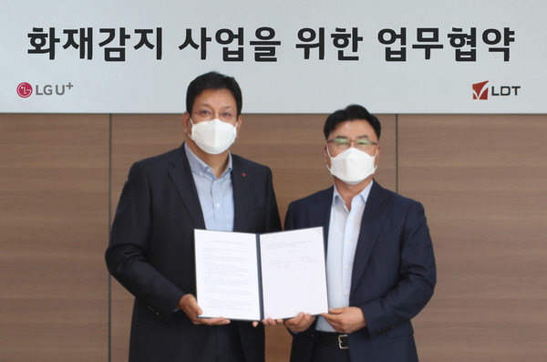 LG유플러스가 클래식 슬롯머신 무료게임 및 작업안전 관련 스마트팩토리 솔루션을 강화하기 위해 IoT 솔루션 전문기업 엘디티와 업무협약(MOU)을 체결했다고 19일 밝혔다. 서재용 LG유플러스 스마트팩토리사업담당(왼쪽)과 정재천 엘디티 대표가 업무협약 체결 후 기념 촬영을 하고 있다. 사진. LG유플러스.