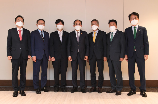 간담회에 참석한 (왼쪽부터)손태승 우리슬롯머신 게임지주 회장, 조용병 신한슬롯머신 게임지주 회장, 김소영 부위원장, 추경호 부총리, 윤종규 KB슬롯머신 게임지주 회장 , 함영주 하나슬롯머신 게임지주 회장, 손병환 농협슬롯머신 게임지주 회장. 사진. 기획재정부.