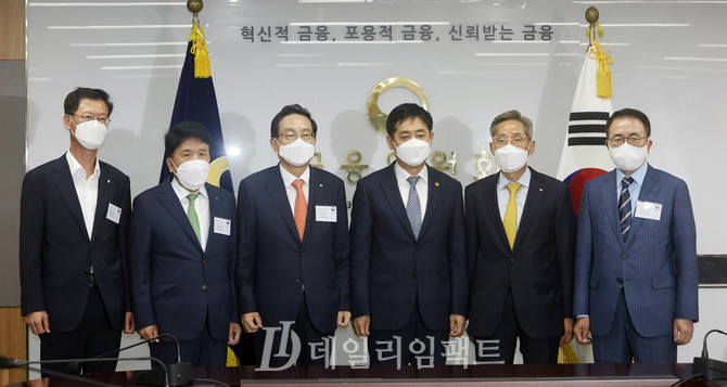 (왼쪽부터) 배부열 NH농협슬롯머신 무료게임 심볼 부사장, 함영주 하나슬롯머신 무료게임 심볼 회장, 손태승 우리슬롯머신 무료게임 심볼 회장, 김주현 위원장, 윤종규 KB슬롯머신 무료게임 심볼 회장, 조용병 신한슬롯머신 무료게임 심볼 회장. 사진. 구혜정 기자