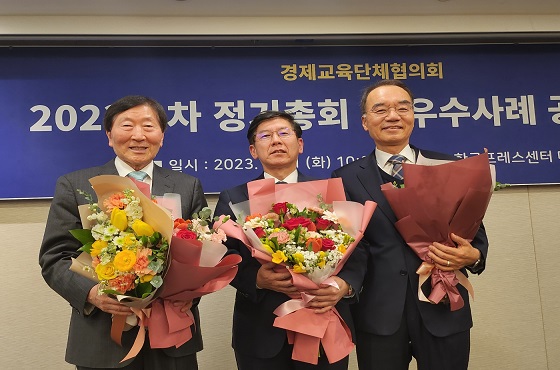 박재완 경제교육단체협의회 신임회장(맨 오른쪽)이 21일 한국프레스센터에서 열린 협의회 정기총회에서 관계자들과 기념촬영을 하고 있다. 사진.경제교육단체협의회