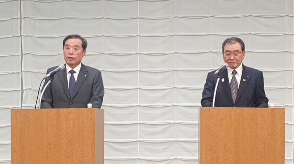 김병준(왼쪽) 전경련 회장직무대행과 도쿠라 마사카즈 경단련 회장이 16일 일본 도쿄 경단련회관에서 '한일 일한 미래파트너십 선언'을 하고 있다. 사진. 전경련.