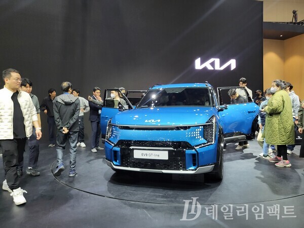 31일 경기도 고양 일산 킨텍스 제1전시장에서 ‘2023 프로그레시브 슬롯머신 무료게임‘가 개막한 가운데 기아 부스에 전시된 ‘EV9‘을 보기 위해 관람객들이 모여 있는 모습. 사진. 심민현 기자