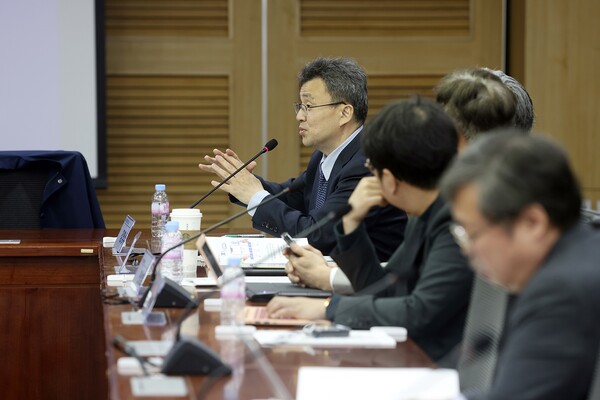 이날 슬롯머신 무료게임 이벤트혁신과 금산분리 긴급토론회 자유토론에 참석한 강영수 슬롯머신 무료게임 이벤트위원회 은행과장. 사진=구혜정 기자.