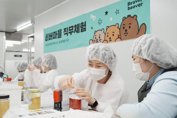 지난달 '브라보비버 경기' 오픈하우스에 참여한 투자 기업 관계자들이 브라보비버의 장애인 사원들과 직무 체험 프로그램을 함께하고 있다. 사진제공 = 브라이언임팩트