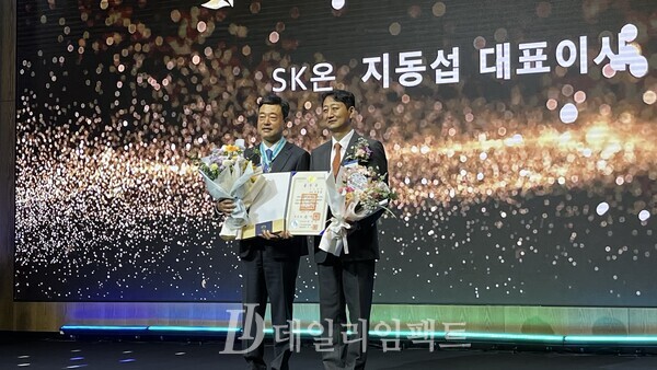 지난 1잉ㄹ 서울 송파구 잠실 롯데호텔월드에서 열린 ‘제3회 슬롯머신 무료게임 롤링 산업의 날 기념식’에서 지동섭 SK온 대표이사(왼쪽)가 은탑산업훈장을 수상한 후 안덕근 산업통상자원부 통상교섭본부장과 포즈를 취하고 있는 모습. 사진=김현일 기자