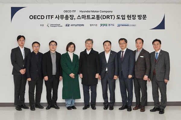 (왼쪽부터) 한승민 경기도청 첨단온라인 슬롯머신 무료게임팀장 , 나기호 현대차·기아 PCO 상무, 신승규 현대차·기아 PCO 전무, 김수영 현대차·기아 셔클사업실 상무, 김영태 OECD 국제온라인 슬롯머신 무료게임포럼 사무총장, 김종배 경기도의회 위원장, 민경선 경기온라인 슬롯머신 무료게임공사 사장, 김교흥 하남시 부시장, 이회수 경기온라인 슬롯머신 무료게임공사 상임이사가 기념 촬영을 하고 있다. /사진=현대차.