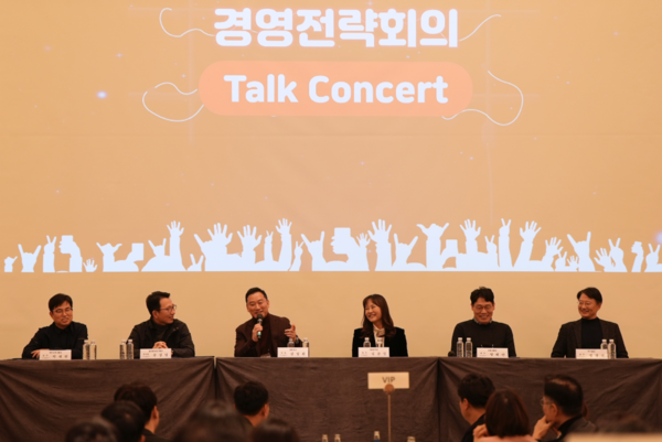 김성환 한국투자슬롯머신 무료게임 커뮤니티 사장이 지난 27일부터 28일까지 인천 그랜드 하얏트 호텔에서 개최된 '2024 경영전략 회의'에서 발언하고 있다. 사진제공 = 한국투자증권