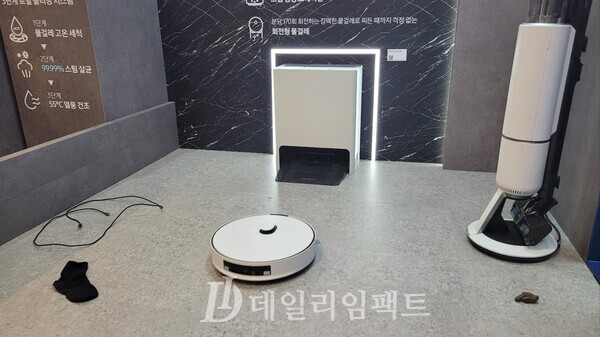 삼성전자의 비스포크AI 스팀 로봇 청소기./사진=황재희 기자