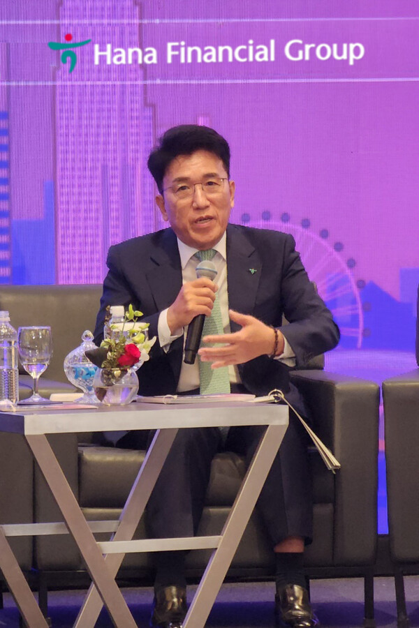 지난 5월 싱가포르 IR 행사에 참석한 함영주 하나슬롯머신 무료게임 팁그룹 회장이 해외 투자자들의 그룹 경영 전략에 대한 질의에 답변하고 있다. / 사진=하나슬롯머신 무료게임 팁
