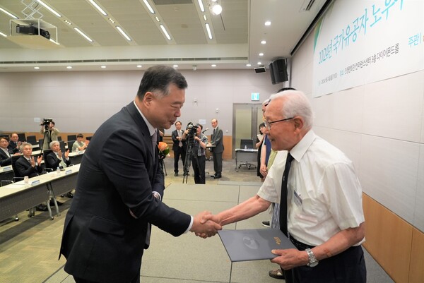 ‘2024년 안전 슬롯머신 무료게임 노후주택보수 및 임차자금지원 기념식’에서 유병태 HUG 사장(왼쪽)이 6.25 참전 유공자(오른쪽)에게 기증서를 전달하고 있다./ 사진 = HUG 제공