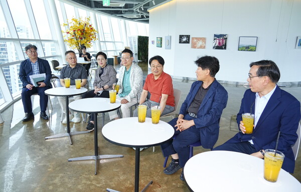 강기정 광주광역시장이 지난 10일 오후 남구 양림동에서 열린 제39회 정책소풍에 참석해 양림권역 근대역사문화 거점벨트 사업 관련, 사직공원전망타워에서 간담회를 하고 있다./사진=광주시