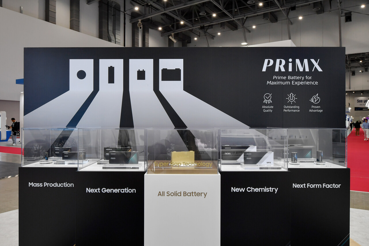 지난 2023년 10월 19일 대구광역시 엑스코에서 열린 '2023 대한민국 미래모빌리티엑스포'에서 삼성SDI가 공개한 46파이 배터리(오른쪽 첫번째). /사진=삼성SDI