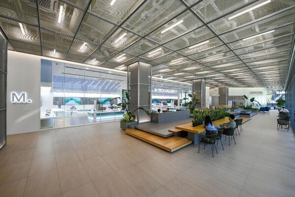 현대모비스 의왕연구소 'M.Tech 갤러리'에서 직원들이 대화하고 있다. /사진=현대모비스