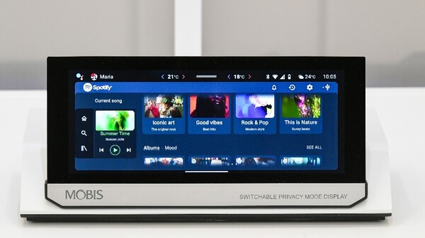 시야각 제어 기술로 운전자의 주의 분산을 방지하는 '스위처블 디스플레이'(Switchable Privacy Mode Display). /사진=현대모비스