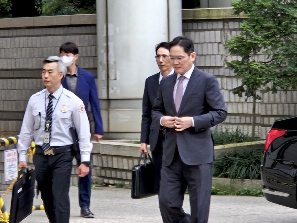 14일 이재용 삼성전자 슬롯머신 무료 게임이 서울 서초구 서울고등법원에서 열린 '부당 합병·회계 부정' 혐의 관련 2심 두번째 공판에 출석하기 위해 재판장으로 이동하고 있다. /사진=황재희 기자