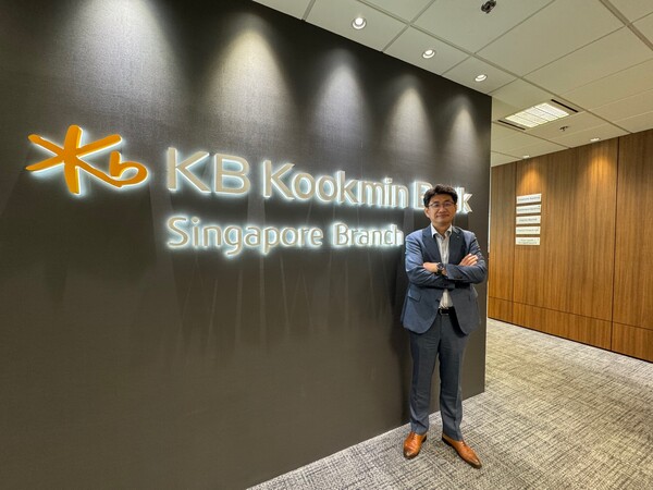 싱가포르 현지에서 만난 정동욱 KB국민은행 싱가포르 지점장이 포즈를 취하고 있다 / 사진=김병주 기자.