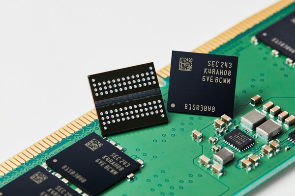 12나노급 공정을 적용한 16Gb DDR5 D램./사진=삼성전자.
