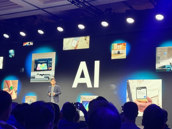 용석우 삼성전자 영상디스플레이사업부장 사장이 5일(현지시간) 미국 라스베이거스 시저스 팰리스 호텔에서 열린 삼성 퍼스트 룩 2025 행사에서 비전 AI라는 이름의 전략 키워드를 공개했다. /사진=이태웅 기자